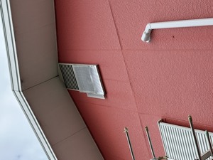 兵庫県神戸市垂水区の住宅でコウモリ再侵入防止材が外れかけていた換気口の施工前全景