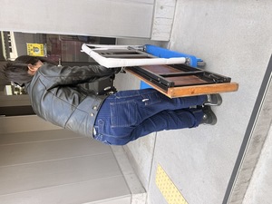 大阪市東住吉区の長居公園内施設で革ジャン姿のスタッフが特殊仕様台車を使いイベント什器を搬入する様子