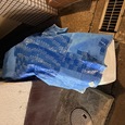 【便利屋 大阪】豊中市で引越し前のゴミ出しを夜間に緊急対応｜3階から衣類・紙類を階段搬出