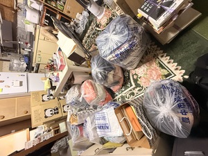 大阪府豊中市の引越し前に3階居室へまとめられていた衣類や紙類等の搬出前の様子