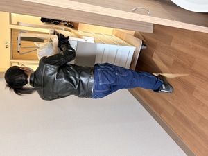 大阪市西淀川区の老人ホーム個室からご主人の家財と私物を搬出する様子