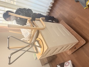 マスクを着用しFINE CREEK Hampton姿で大阪市西淀川区の介護施設にて遺品の仕分けを行う大阪淀川店オーナー夫婦