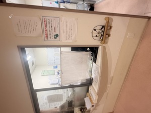 大阪市西淀川区の老人ホーム受付で訪問目的を伝えて入館手続きを行った際の様子