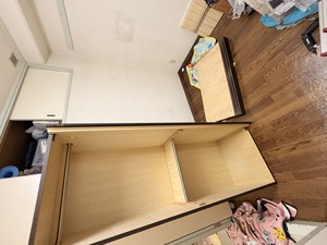 大阪市西区で部屋から出せなかった大型収納家具を移動可能な状態まで分解した様子