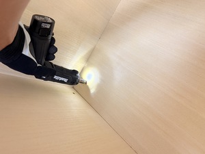 大阪市西区で大型家具を別室へ移動するため固定ビスを外して分解する作業