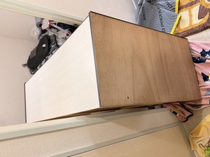 大阪市西区の住宅で高さ約180cmの大型家具が通路内で旋回出来ず部屋から出せない状態
