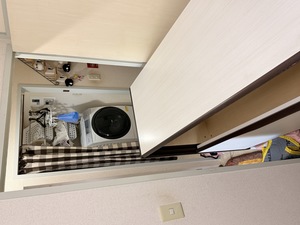 大型洗濯機の設置によって家具を旋回させる空間が狭くなっていた大阪市西区の家具移動現場