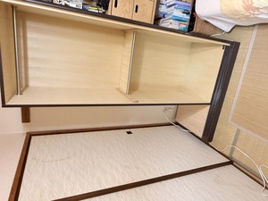 大阪市西区で分解した大型収納家具を移動先の別室へ運び再組立を開始した状態