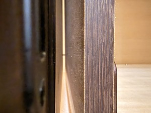大阪市西区で分解した家具を再組立する際に接合部のズレがないか近接確認した様子