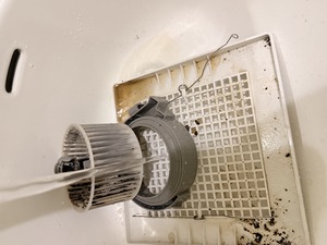大阪市淀川区でトイレ換気扇から取り外したシロッコファンの羽根まで細かく洗浄している作業