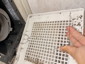 トイレ換気扇のカバー裏側まで大量の埃が付着していた大阪市淀川区の清掃現場