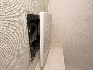 大阪市淀川区でトイレ換気扇のカバーを取り外し内部の埃詰まりを確認した状態
