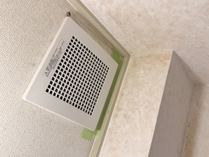 大阪市淀川区でトイレ換気扇の分解清掃と取付位置調整を終えカバーまで復旧した作業完了後の状態