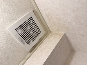 大阪市淀川区で交換から約2年のトイレ換気扇吸入口に大量の埃が付着していた清掃前の状態