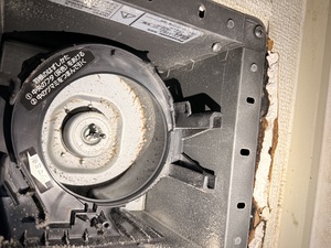 シロッコファンを取り外したあとトイレ換気扇本体内部の状態を細部まで確認した大阪市淀川区の現場