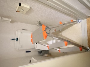 大阪市淀川区のトイレ換気扇清掃で狭い室内に脚立を設置し安全な作業環境を確保した様子