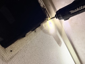 大阪市淀川区でトイレ換気扇を適切な向きに固定するため取付枠へ新しい固定位置を施工した様子