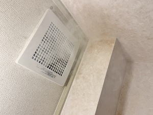 大阪市淀川区のトイレ換気扇で清掃前にテスト用スモークを使用し吸引性能がほとんど確認出来ない状態を検証