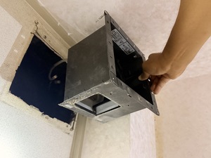 大阪市淀川区でトイレ換気扇の取付方向を調整するため本体固定状態を確認した作業工程