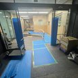 奈良県でビル全面改装の建築資材搬入を計画・遂行｜車両手配・全面養生・警備まで対応