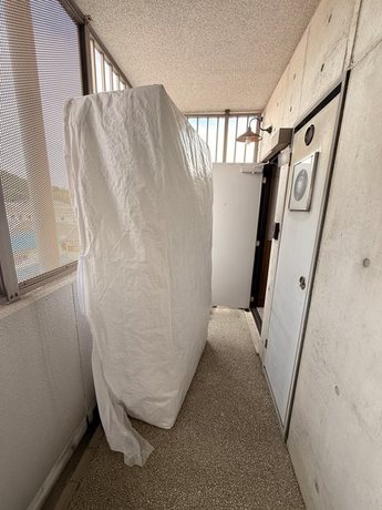 suita-esaka-sofa-carry-in_outside-wrapped02-display.jpg