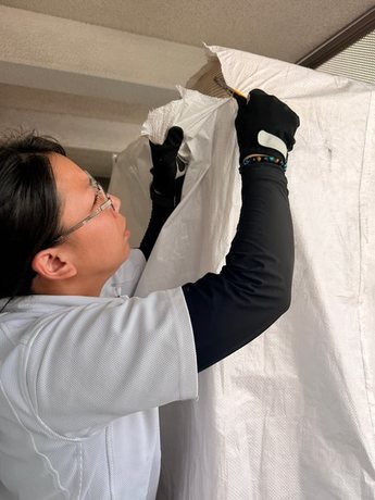 suita-esaka-sofa-carry-in_unpacking03-display.jpg