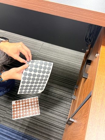yodogawa_office-desk-takeover_cam-cover-stickers14-display.jpg