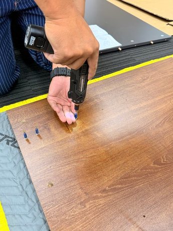 yodogawa_office-desk-takeover_cam-pin-install08-display.jpg
