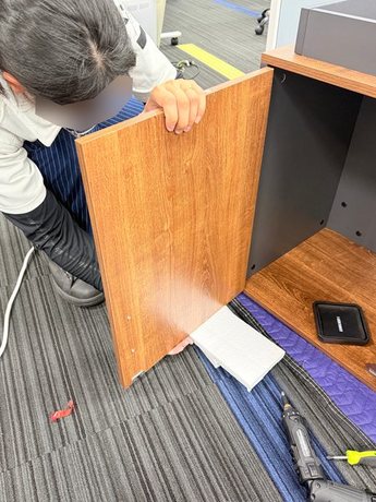yodogawa_office-desk-takeover_desk2-door-install23-display.jpg