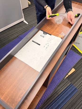 yodogawa_office-desk-takeover_desk2-panel-assembly22-display.jpg